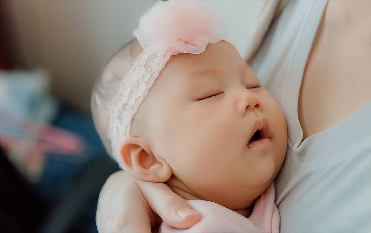 宝宝奶睡严重奶一拔就醒的原因(如何纠正婴儿奶睡)