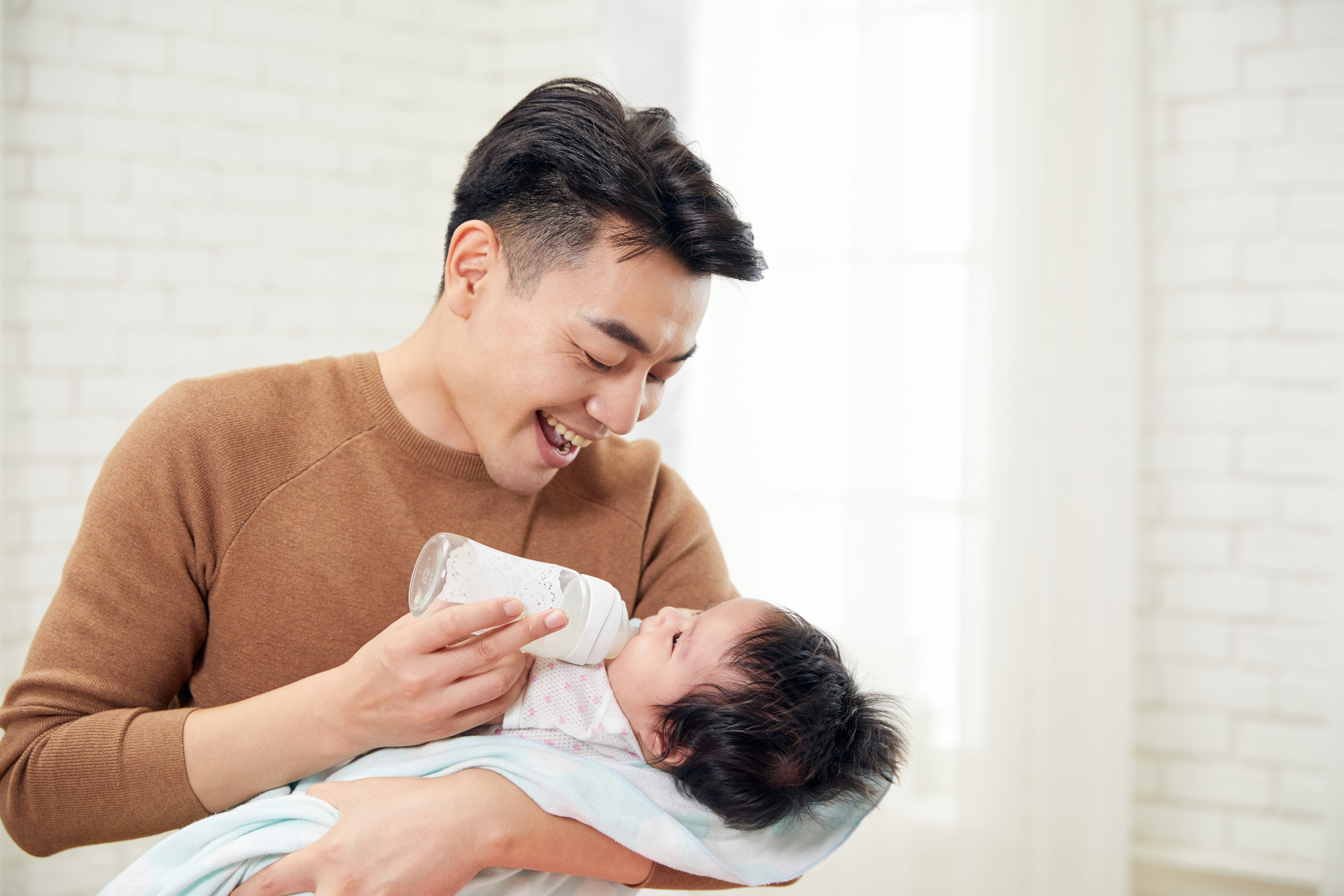 当孩子发出三个信号时,代表着奶喝多了,一定要减奶量,及时的停手