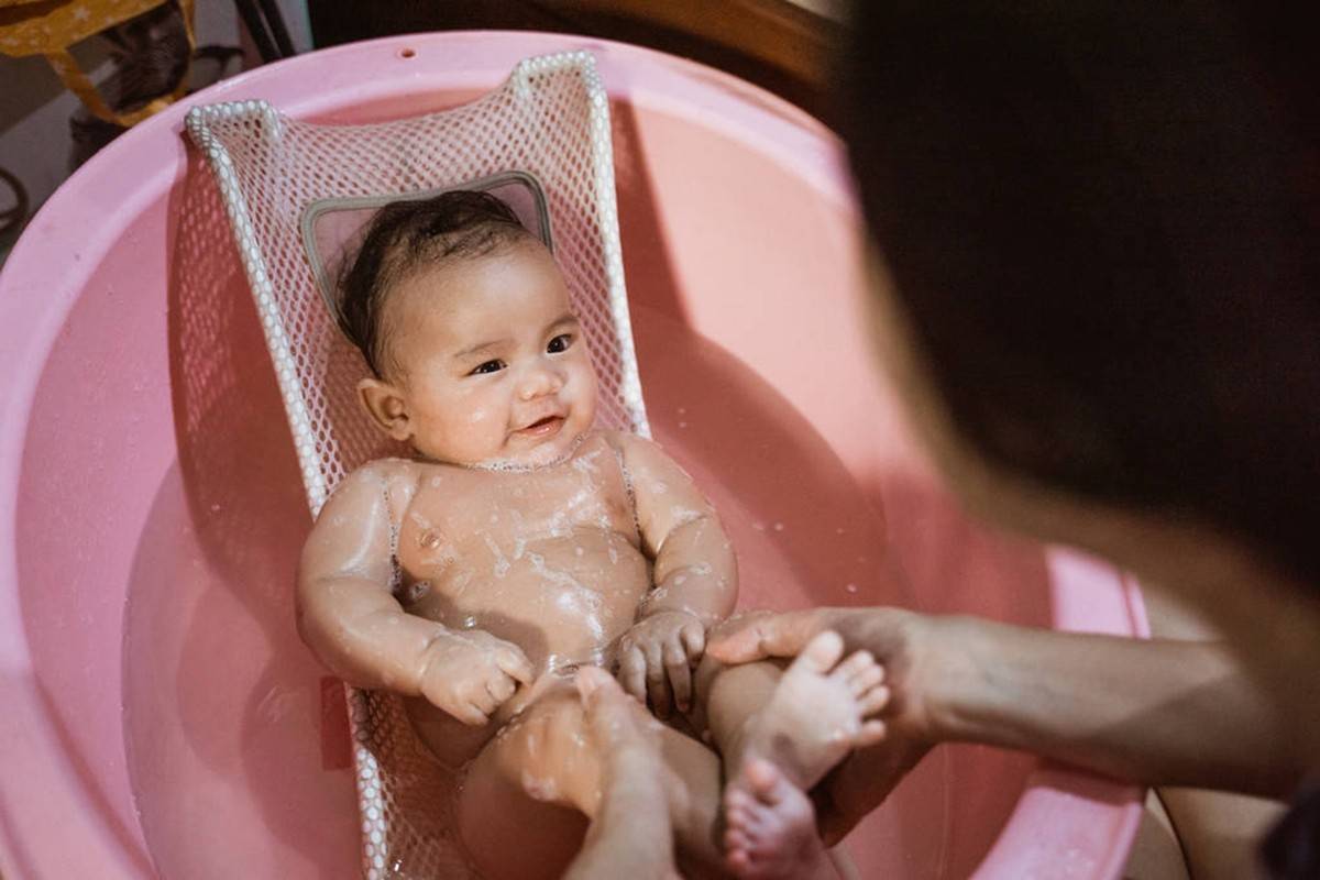 如何正确帮宝宝洗澡？新手爸妈要知道