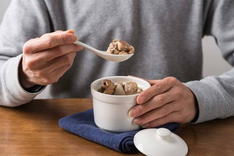 男性阴部潮湿是什么原因如何预防(男性下半身衰老有哪些症状)