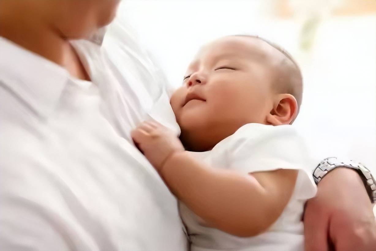 哄宝宝入睡时,这3种哄睡方法妈妈千万别用,还可能对大脑发育不利
