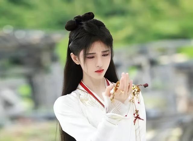 鞠婧祎愿意为了角色扮丑 网友：今年愚人节第一个骗人的鬼话