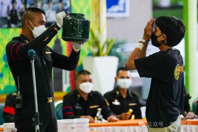 泰国征兵抽签现场堪比综艺节目 有人欢呼雀跃有人嚎啕大哭