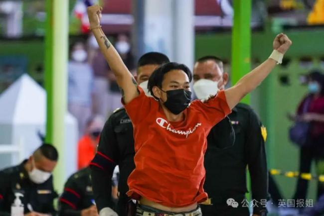 泰国征兵抽签现场堪比综艺节目 有人欢呼雀跃有人嚎啕大哭