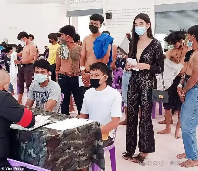泰国征兵抽签现场堪比综艺节目 有人欢呼雀跃有人嚎啕大哭