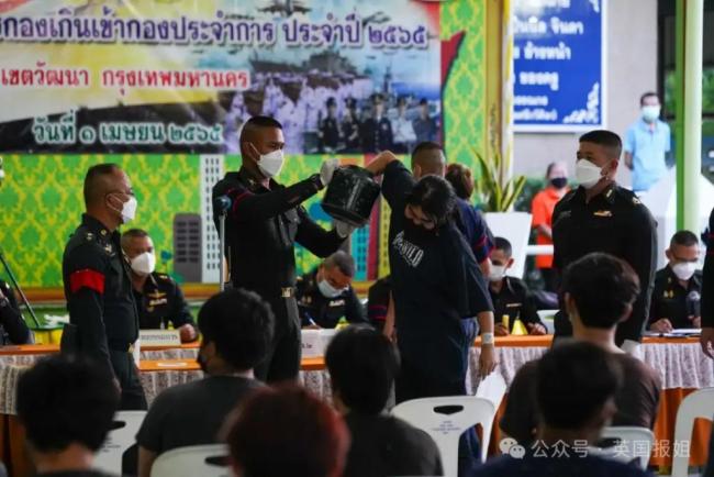 泰国征兵抽签现场堪比综艺节目 有人欢呼雀跃有人嚎啕大哭