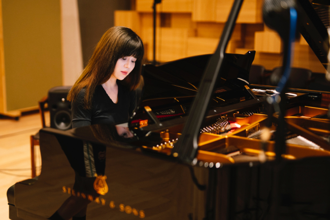 韩红时隔两年创作全新钢琴套曲作品《沉默的光影》