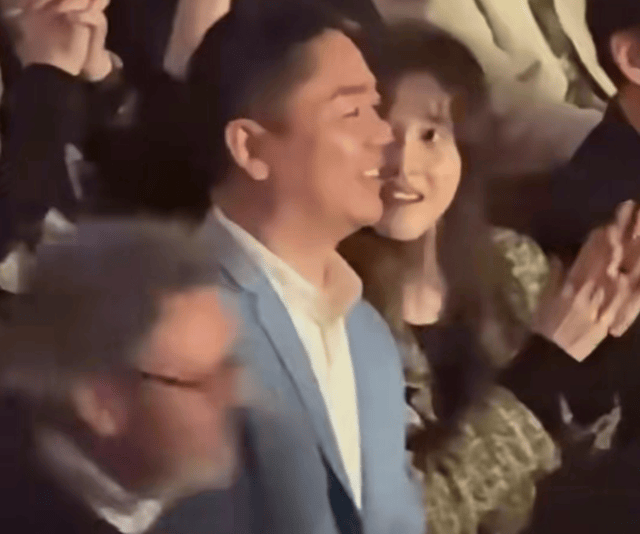 章泽天刘强东看李云迪音乐会，女方依偎在男方怀中，两人如胶似漆