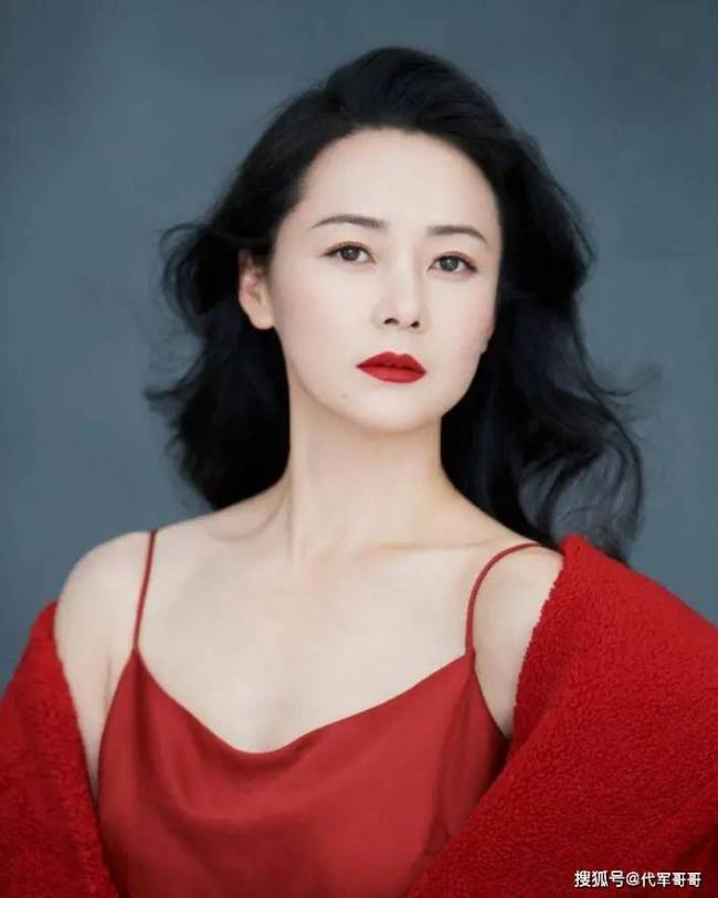 她长得美，演技好，出道25年零绯闻，49岁翻红，生两个儿子太幸福