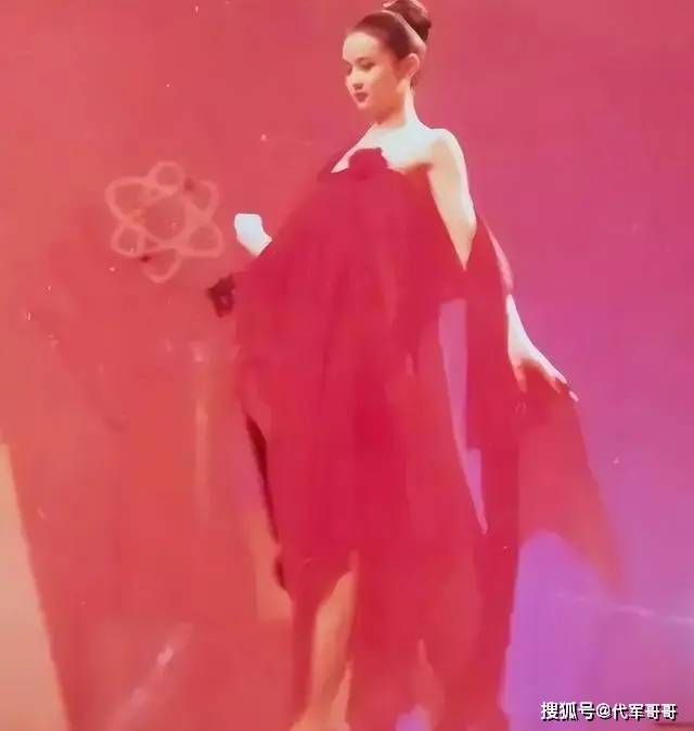 她长得美，演技好，出道25年零绯闻，49岁翻红，生两个儿子太幸福