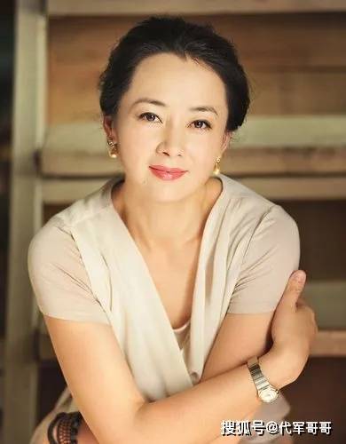 她长得美，演技好，出道25年零绯闻，49岁翻红，生两个儿子太幸福