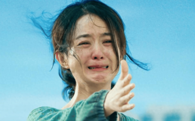 曝赵丽颖爷爷近照惹争议！面容和善额头似复刻，谈及孙女满脸担心