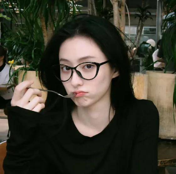 娱乐圈惊现裸聊视频，00后小花与男星亲密关系曝光！