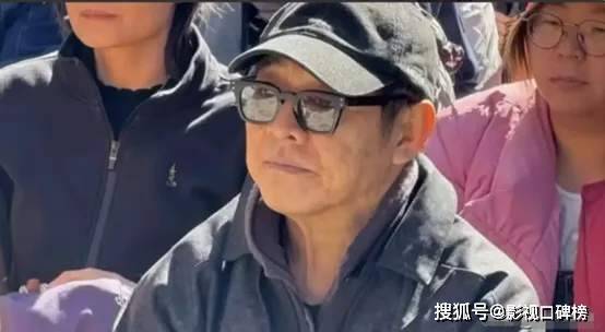 李连杰现身五台山礼佛，走路时需要搀扶，皮肤偏黄，脸部松垮