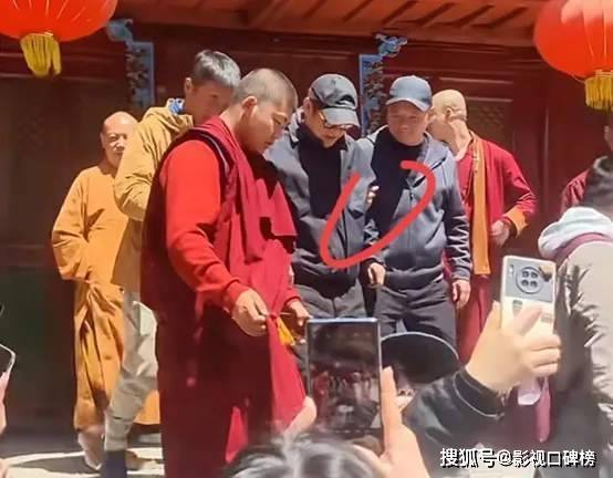 李连杰现身五台山礼佛，走路时需要搀扶，皮肤偏黄，脸部松垮