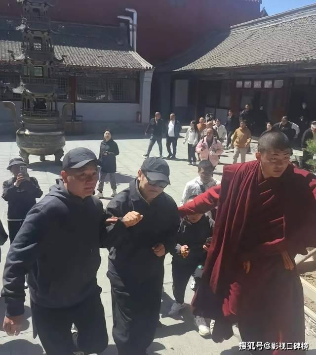 李连杰现身五台山礼佛，走路时需要搀扶，皮肤偏黄，脸部松垮