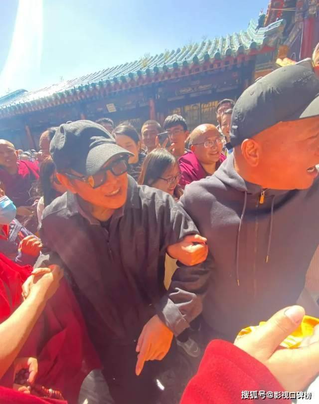 李连杰现身五台山礼佛，走路时需要搀扶，皮肤偏黄，脸部松垮