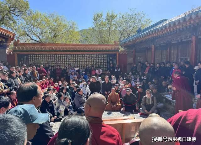 李连杰现身五台山礼佛，走路时需要搀扶，皮肤偏黄，脸部松垮