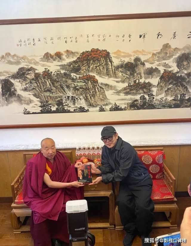 李连杰现身五台山礼佛，走路时需要搀扶，皮肤偏黄，脸部松垮