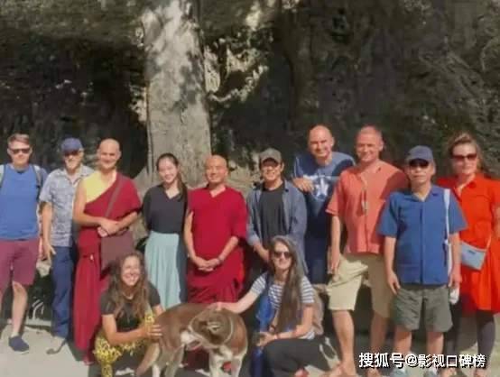 李连杰现身五台山礼佛，走路时需要搀扶，皮肤偏黄，脸部松垮