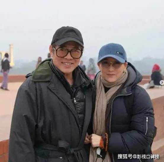 李连杰现身五台山礼佛，走路时需要搀扶，皮肤偏黄，脸部松垮