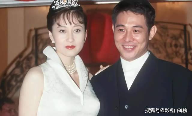 李连杰现身五台山礼佛，走路时需要搀扶，皮肤偏黄，脸部松垮