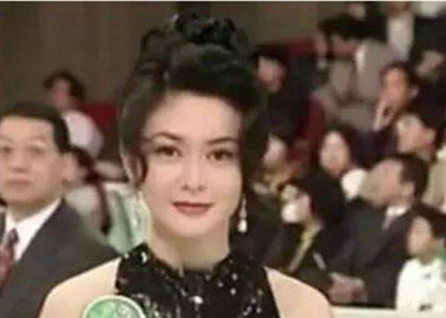 看了关之琳和钟丽缇26年前的合照，才发现绝色与美人的鸿沟在哪