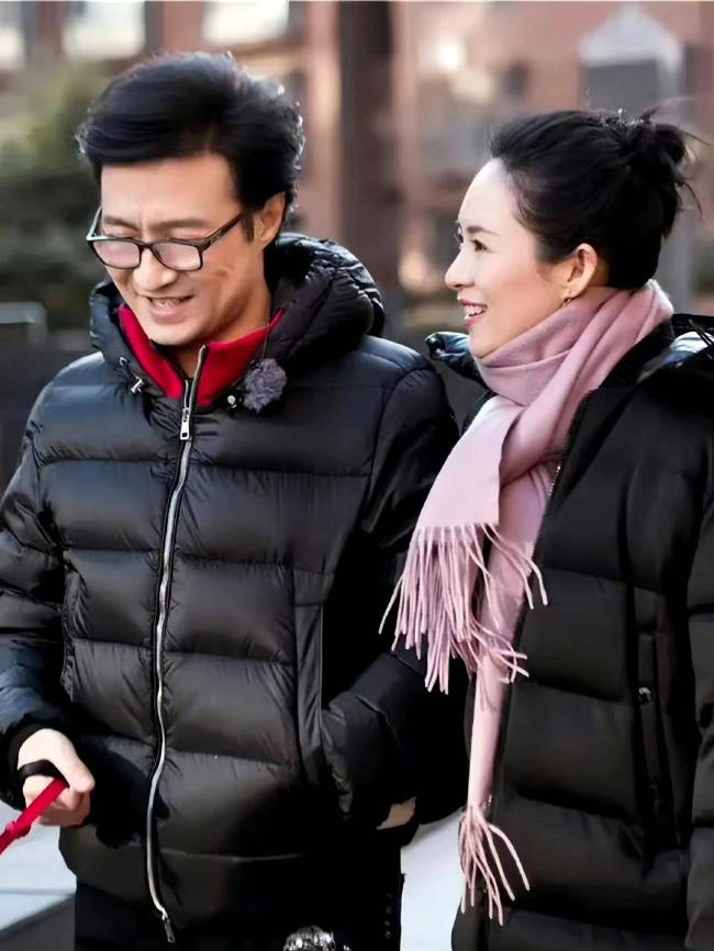 女友小汪峰21岁？汪峰新恋情疑曝光，母亲节带女儿醒醒和网红聚餐