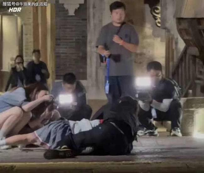 那英意外摔倒无人扶，工作人员怼脸拍摄引众怒，英子回应了