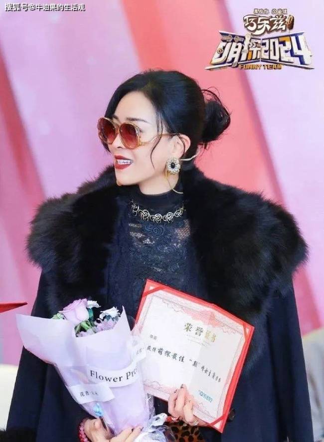那英意外摔倒无人扶，工作人员怼脸拍摄引众怒，英子回应了