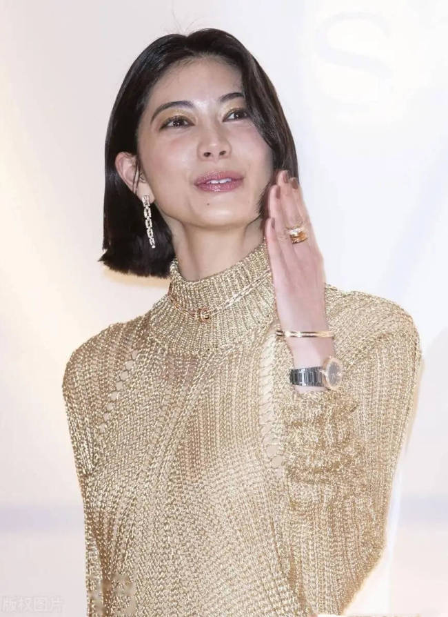 太气人！舒淇活动多次遭日本女星挤压，刘亦菲力挺，品牌方表态