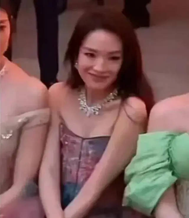 太气人！舒淇活动多次遭日本女星挤压，刘亦菲力挺，品牌方表态