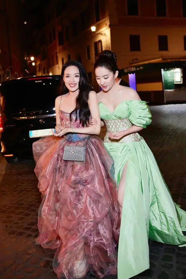 太气人！舒淇活动多次遭日本女星挤压，刘亦菲力挺，品牌方表态