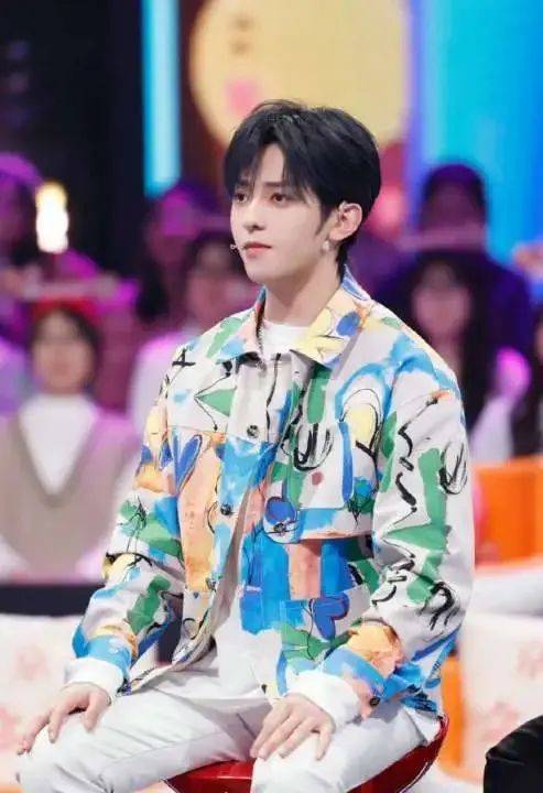 张艺兴林允儿官宣恋情？李佳琦进娱乐圈？付辛博洗白？赖冠霖恋情？符龙飞火不了是玄学？