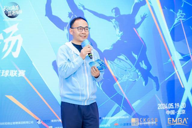 男人站在舞台上唱歌

中度可信度描述已自动生成