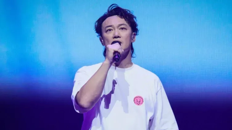 陈奕迅打球中暑晕倒，腮骨摔骨裂，重庆六场演唱会延期