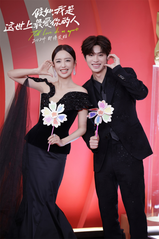 佟丽娅黄明昊首度合作"福利院姐弟"上影节红毯亮相
