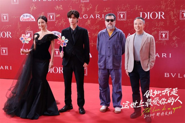 佟丽娅黄明昊首度合作"福利院姐弟"上影节红毯亮相