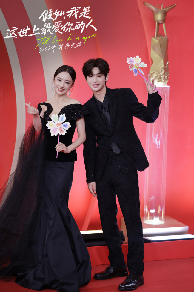 佟丽娅黄明昊首度合作"福利院姐弟"上影节红毯亮相
