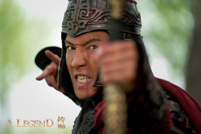 张艺兴为电影《传说》片场弓不离手“练无止境” 获成龙盖章“未来打星”