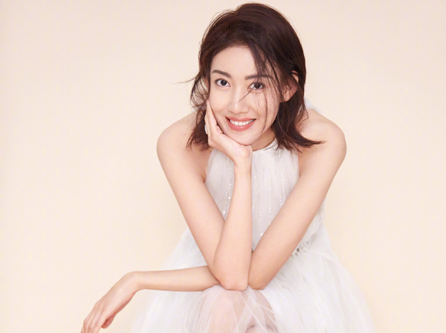 贺刚和高露结婚照纯属谣言 生活中老公真实身份曝光是圈外人