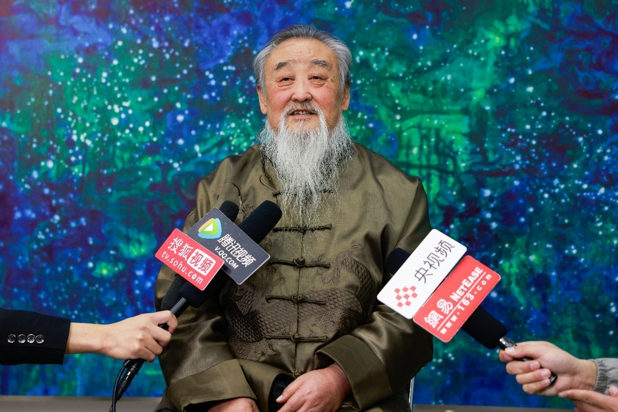 手里拿着男人的照片上写着字

中度可信度描述已自动生成