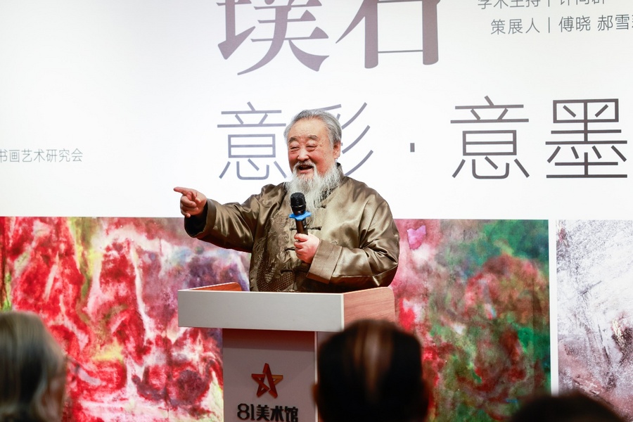 墙上贴了海报

中度可信度描述已自动生成