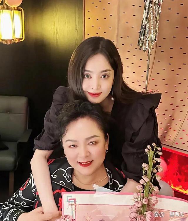 娜扎带妈妈泰国度假 妈妈气质高贵优雅一脸富贵相！