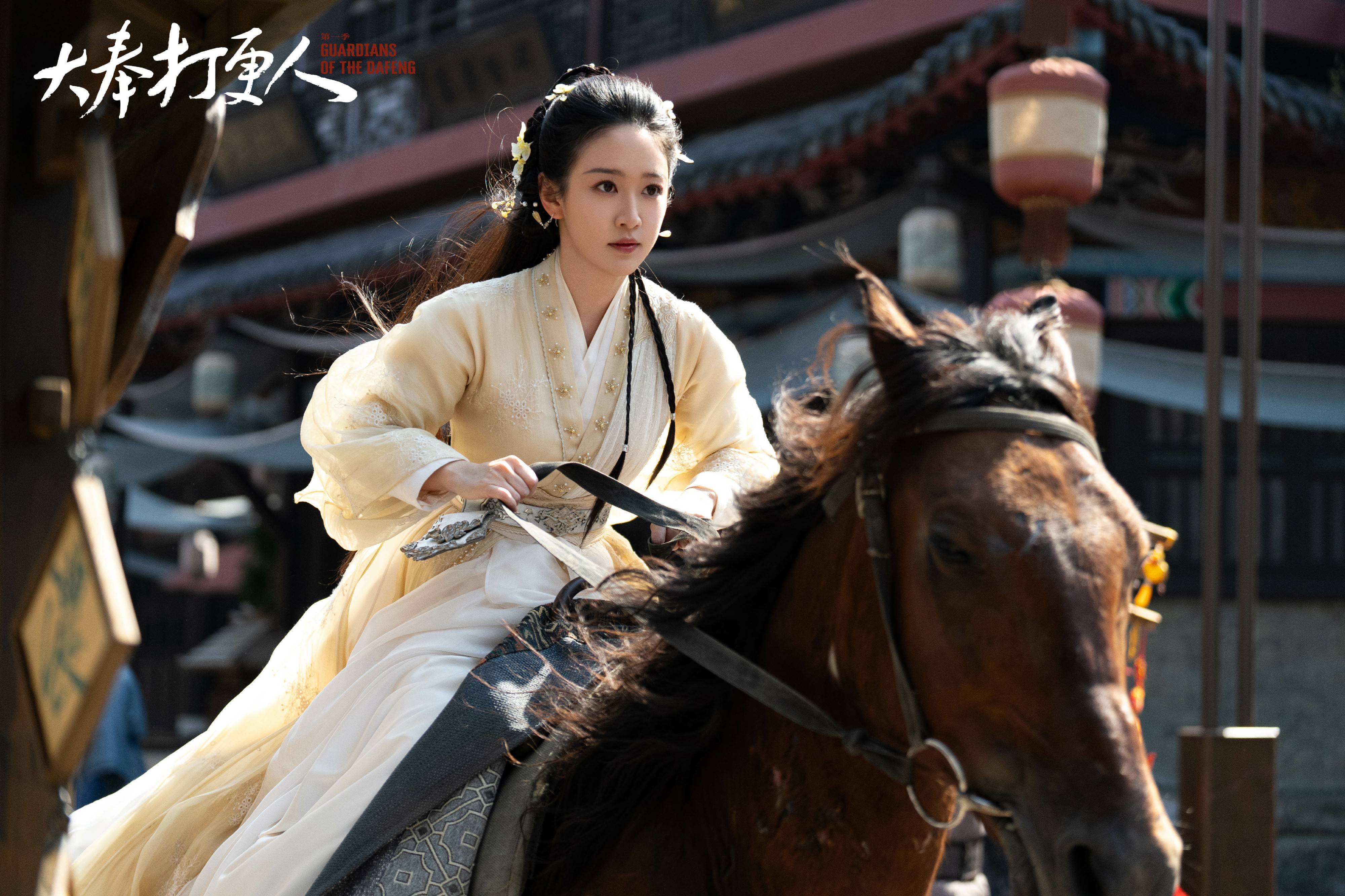 据悉，此次刘美含出演《大奉打更人》也是她继《卿卿日常》后的又一古装力作，此前宋舞的可爱深入人心，一句“我炸了”引起超高热度与传播度，希望《大奉打更人》中的褚采薇也同样能留下属于她的高光时刻。同时，由刘美含作为飞行嘉宾的生活观察类综艺《我家那小子》也正在热播中，从《闺女》到《小子》，从被观察者到观察者，刘美含也一直在用她的作品跟态度展现自我魅力。
