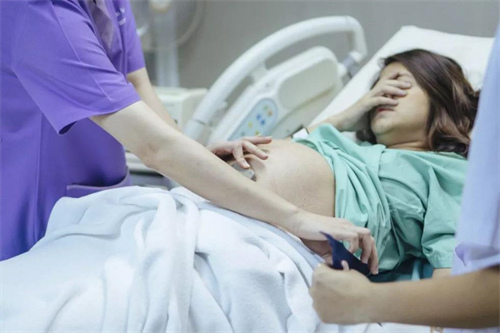 有这10种征兆暗示胎宝宝要出生了(预产期出现哪种征兆要及时去医院)