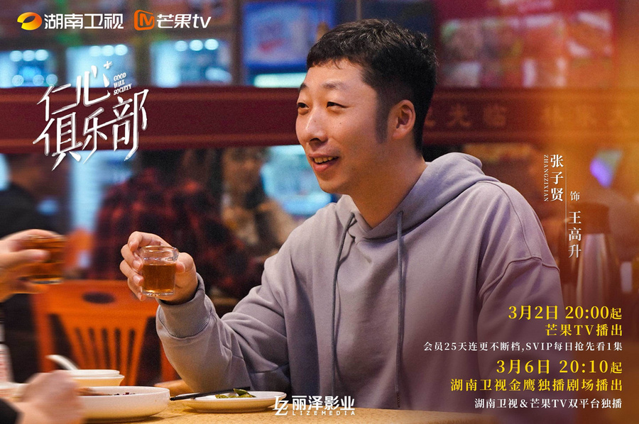 桌子前坐着穿蓝色衣服的人

AI 生成的内容可能不正确。