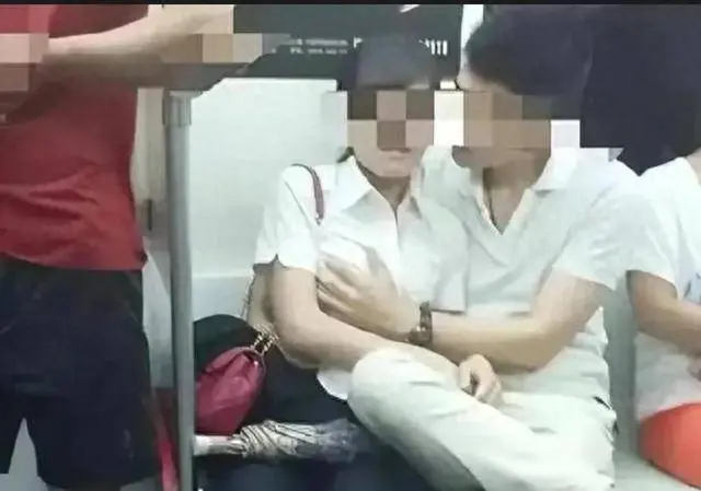 为什么男生接吻时喜欢摸女生的胸部和下面
