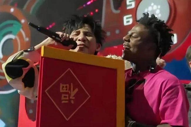 甲亢哥挑战八卦坑坐车时听中文歌 音乐无界共谱友谊新篇章