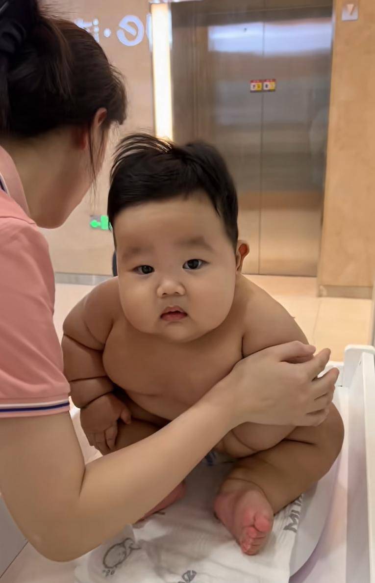 小萌娃5个月30斤7个月38斤,纯母乳喂养的孩子怎么控制体重？